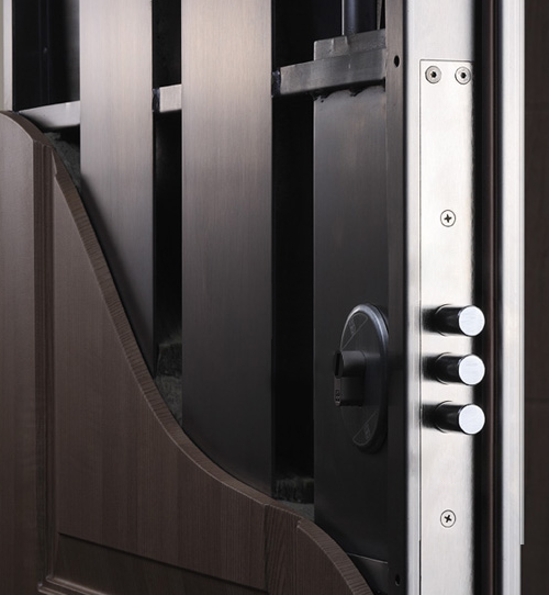 puerta blindada con cerradura y cilindro marca Mul-T-Lock