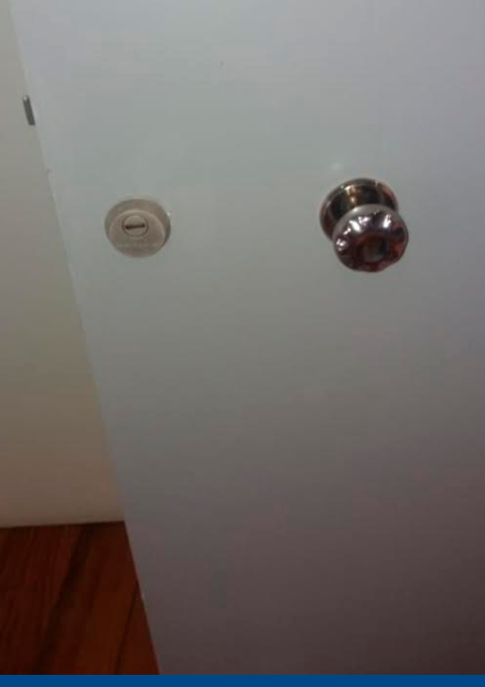 puerta con blindaje y cerraduras mul t lock