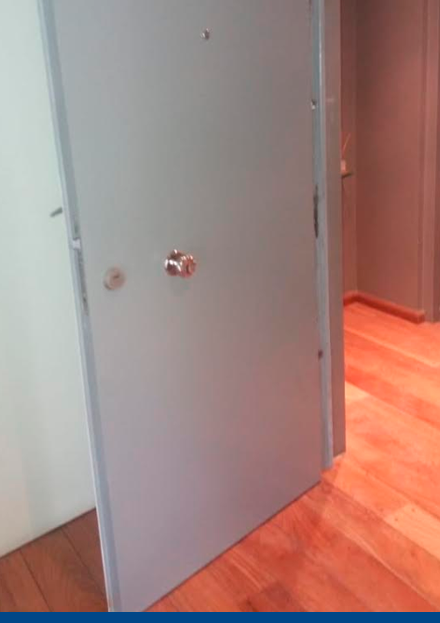 puerta con blindaje y cerraduras mul t lock